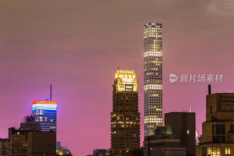 纽约天际线与曼哈顿上东区和中城豪华公寓高层，小足迹Tall Towers和日落天空。
